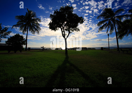 HONOLULU, HAWAII, 7. Oktober 2013. Schönen Nachmittag Blick auf eine am Meer gelegene Volkspark in Waikiki, Honolulu, Oahu, Hawaii. Stockfoto