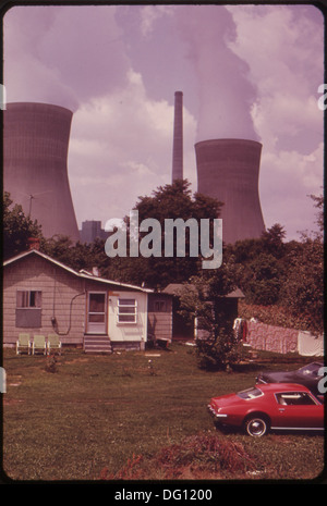 KÜHLTÜRME VON JOHN AMOS KRAFTWERK WEBSTUHL ÜBER POCA, WV, HAUS, DAS AUF DER ANDEREN SEITE DER KANAWHA WASSER... 551152 Stockfoto