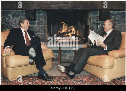 Fotografieren von Präsident Reagan und Generalsekretär Gorbachev auf dem ersten Gipfel in Genf 198570 Stockfoto