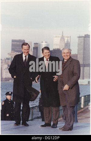 Das Foto zeigt das Treffen von Präsident Ronald Reagan und Vizepräsident George H.W. Bush mit dem sowjetischen Generalsekretär Michail Gorbatschow auf der Insel des Gouverneurs. Das Treffen war im Zusammenhang mit dem Kalten Krieg und den Beziehungen zwischen den USA und der Sowjetunion von zentraler Bedeutung. Stockfoto