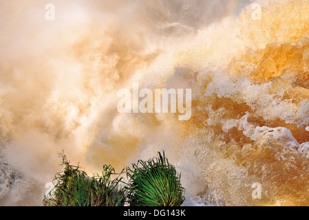 Argentinien, Brasilien, Iguaçu-Wasserfälle, turbulenten Wasser Stockfoto