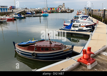 Girvan Hafen mit kleinen Fischerbooten und Yachten gefesselt an der Uferstraße, Ayrshire, Schottland, UK Stockfoto