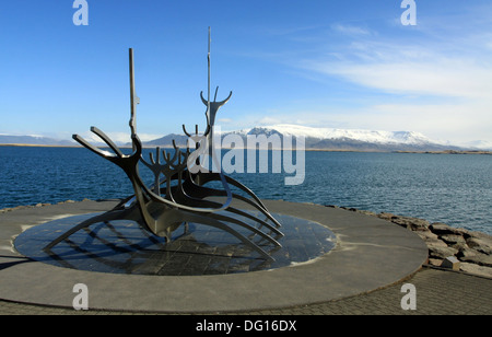 Sun Voyager (Isländisch: Sólfar) Skulptur von Jón Gunnar Árnason (1931-1989). Stockfoto