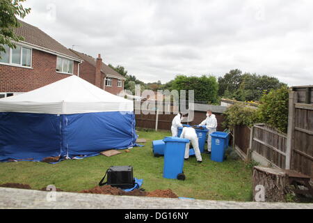 Mansfield, Nottinghamshire. 11. Oktober 2013. Polizeitätigkeit in Garten 2 Blenheim schließen, Wald-Stadt, Mansfield, nach der Entdeckung der Überreste von zwei Körpern, die durch ausgegraben wurden Nottinghamshire Polizei gestern (Donnerstag, 10. Oktober 2013). Bildnachweis: Deborah Vernon/Alamy Live-Nachrichten Stockfoto