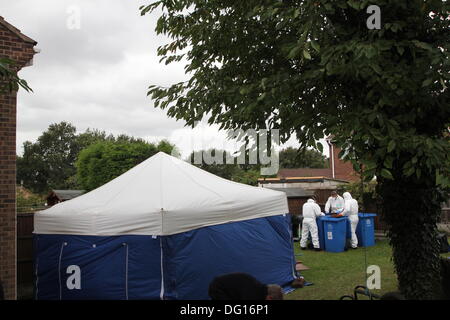 Mansfield, Nottinghamshire. 11. Oktober 2013. Polizeitätigkeit in Garten 2 Blenheim schließen, Wald-Stadt, Mansfield, nach der Entdeckung der Überreste von zwei Körpern, die durch ausgegraben wurden Nottinghamshire Polizei gestern (Donnerstag, 10. Oktober 2013). Bildnachweis: Deborah Vernon/Alamy Live-Nachrichten Stockfoto