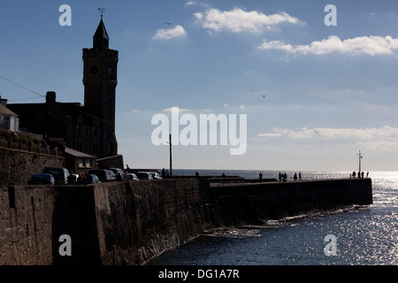 Bickford-Smith Institutsgebäude und Clock Tower und der Hafenpier, Hafendamm, Cornwall Stockfoto