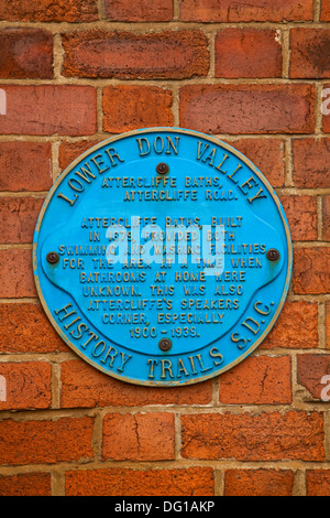 Eine blaue Gedenktafel an der Wand der ehemaligen Attercliffe Bäder in Sheffield South Yorkshire UK Stockfoto