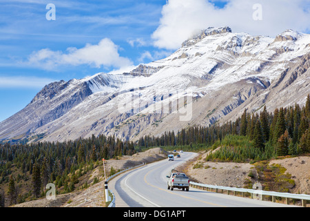 Verkehr fahren entlang der Icefields Parkway Jasper Nationalpark Alberta Kanada Nordamerika Stockfoto