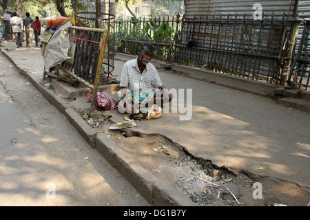 Straßen von Kalkutta. Tausende von Bettlern sind die am stärksten benachteiligten Kasten Leben in den Straßen am 28. November 2012 in Kalkutta Stockfoto