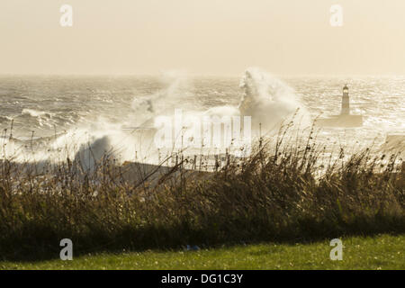 Wellen, die über die Hafenmauer in Seaham, County Durham an der nordöstlichen Küste von England, Vereinigtes Königreich Stockfoto