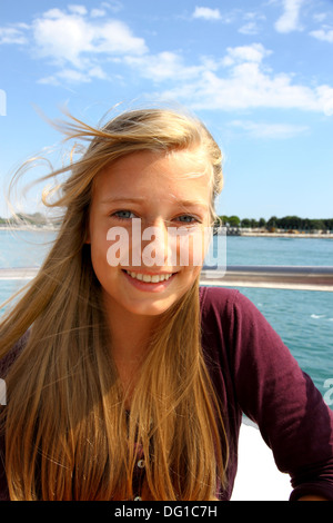 Fröhliche junges blondes Mädchen auf Schiff auf hoher See, Nahaufnahme Stockfoto