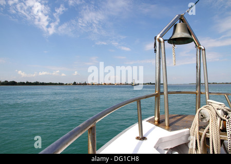 Schiff auf dem Meer mit Blick auf Leuchtturm Deck und Glocke, horizontale Stockfoto