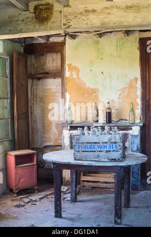 Ein altes französisches Bauernhaus mit Weinflaschen auf dem Kaminsims. Stockfoto