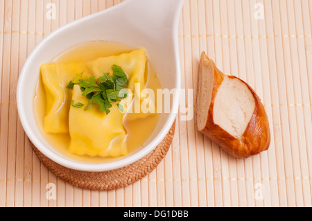 Brühe mit schwäbischen Taschen in Suppe hinzugefügt Stockfoto