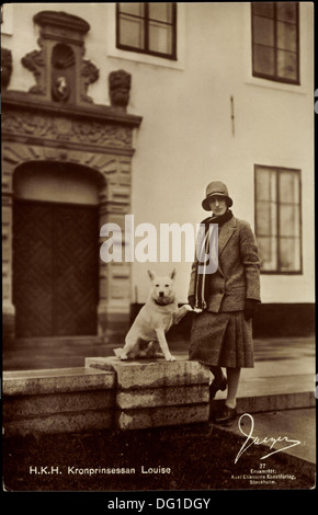 AK Portrait der Kronprinzessin Louise Mit Hund Vor Dem Schloss; Stockfoto