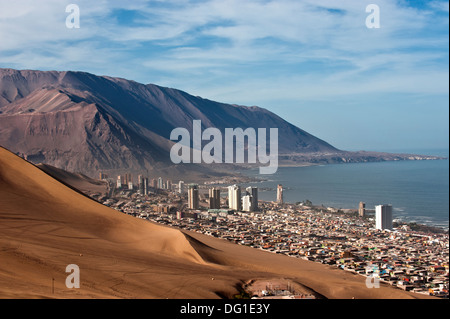 Iquique hinter einer riesigen Düne, Nordchile Stockfoto