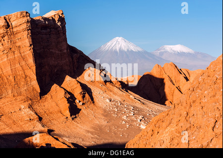 Tal des Mondes. Vulkane Licancabur und Juriques, Atacama, Chile Stockfoto