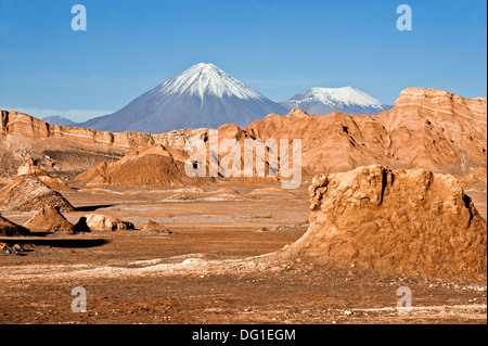 Tal des Mondes. Vulkane Licancabur und Juriques, Atacama, Chile Stockfoto