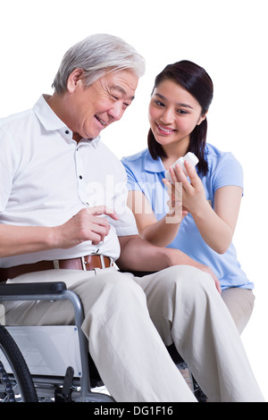 Weibliche Krankenpflege Arbeiter zeigen ältere Menschen Medizin Stockfoto