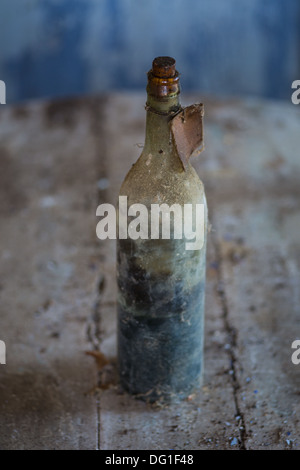 Eine sehr alte Flasche Wein. Stockfoto