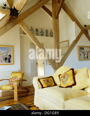 Creme Sofa und Stühle im modernen Ferienhaus Wohnzimmer mit schwarzer