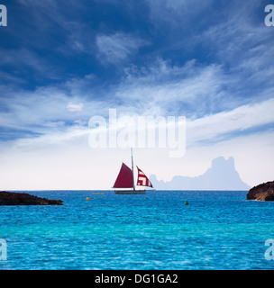 Formentera von Illetes Blick auf es Vedra Ibiza und Segelboot auf den Balearischen Inseln Stockfoto