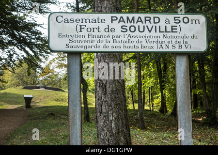 Zeichen für den ersten Weltkrieg ein Maschinengewehr Bunker geben Casemate Pamard von WW1 Fort de Souville, Lothringen, Schlacht von Verdun, Frankreich Stockfoto