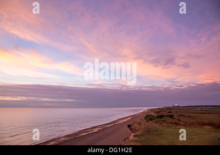 Blick nach Süden, von Dunwich Klippen in Richtung Kernkraftwerk Sizewell B Stockfoto