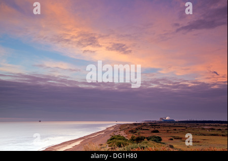 Blick nach Süden, von Dunwich Klippen in Richtung Kernkraftwerk Sizewell B Stockfoto