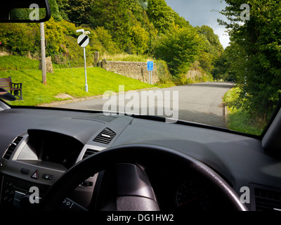 Blick vom Fahrersitz des Autos einer ruhigen Gasse ohne Verkehr in Derbyshire England UK mit nationalen Tempolimit Schild Stockfoto