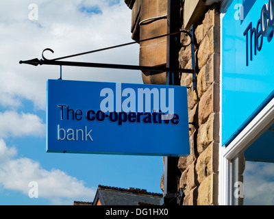 Melden Sie sich außerhalb einer Hauptstraße Zweig der Co-Operative Bank in Matlock Derbyshire England UK Stockfoto