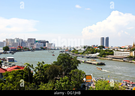 Blick auf den Chao Praya Fluss in Bangkok, genommen von der Spitze des Wat Arun Stockfoto