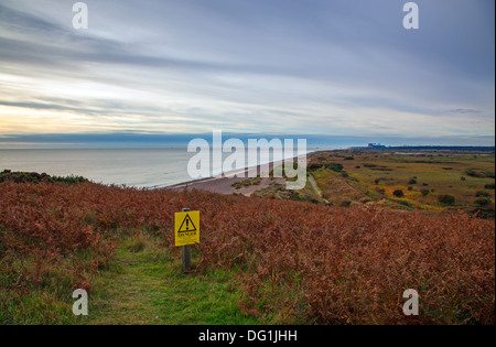 Blick nach Süden, von Dunwich Klippen in Richtung Kernkraftwerk Sizewell B Stockfoto