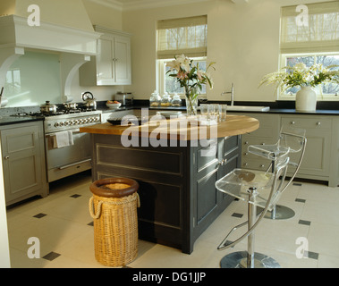 Hocker Plexiglas an Frühstücksbar in große, moderne Küche mit Mosaik