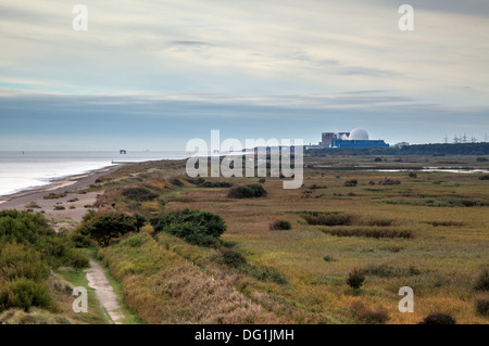 Blick nach Süden, von Dunwich Klippen in Richtung Kernkraftwerk Sizewell B Stockfoto