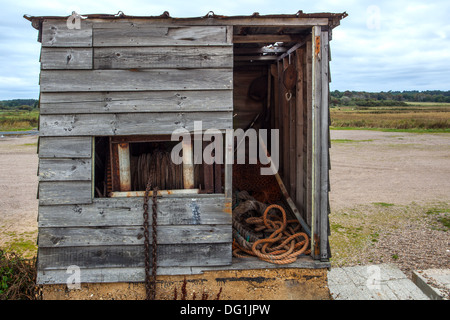 Alte Schuppen am Strand von Dunwich Gehäuse Wicklung Ausrüstung schleppen Angelboote/Fischerboote auf Strand Stockfoto