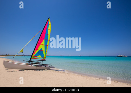 Katamaran Segelboot in Illetes Strand Formentera auf den Balearischen Inseln Stockfoto