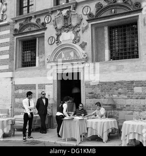 Verona Italien Restaurant auf der Piazza dei Signori Schwarzweiß-Straßenfotografie. Bild von Dave Bagnall Stockfoto