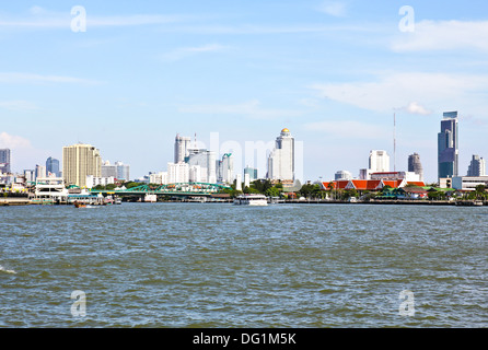 Thailand, Bangkok, Blick auf den Chao Praya Fluss und die Skyline der Stadt Stockfoto