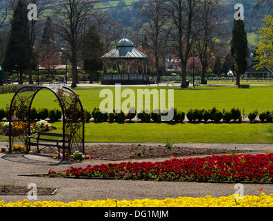 Blick über Blumenbeete im Frühjahr bei Hall Leys Park in Matlock Derbyshire Dales Peak District England UK Stockfoto