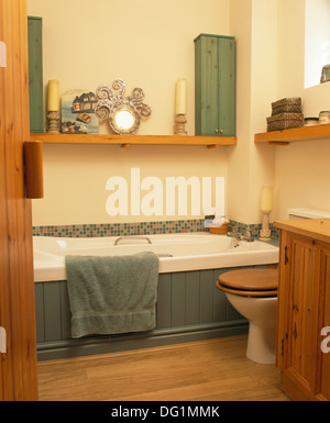 Kleines Land Bad mit cremefarbenen Wänden und Wandverkleidungen im Bad in Farrow & Ball Zucker Beutel blau lackiert Stockfoto
