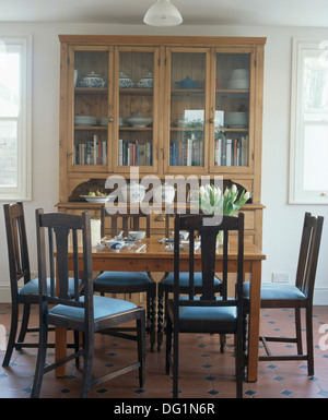 Holzstühle mit blauen Sitze im Speisesaal mit großer Glasfront antik, Kommode Kiefer und Steinbruch Fliesenboden Stockfoto