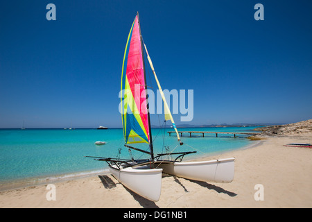 Katamaran Segelboot in Illetes Strand Formentera auf den Balearischen Inseln Stockfoto