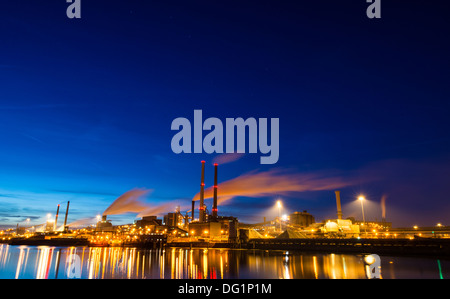 Nacht Schuss von Tata Steel Werk in IJmuiden Holland Stockfoto