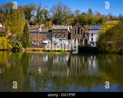 Blick über den Dorfteich in Richtung Scarthin Bücher Shop in Cromford in der Nähe von Matlock Derbyshire Dales Peak District England UK Stockfoto