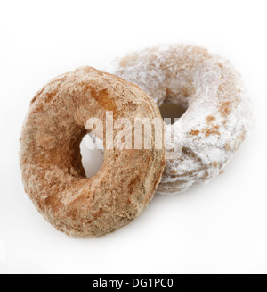 Puderzucker knusprige Donuts auf weißem Hintergrund Stockfoto