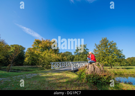 Frau auf dem Landgut Elswout Holland Stockfoto