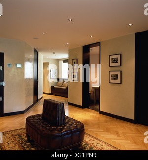 Braunen Knopf gesichert Ledersitz in Halle moderne Wohnung mit Parkett und Einbauleuchten Stockfoto