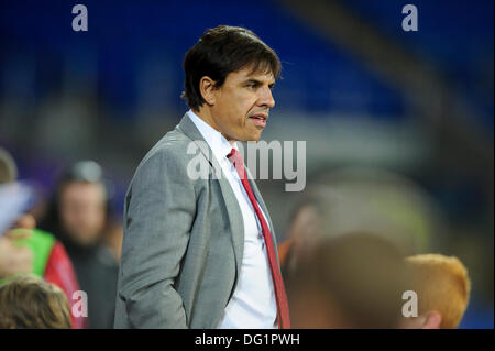 Cardiff, Wales. 11. Oktober 2013. Wales-Manager Chris Coleman blickt auf, bevor das erste Halbjahr der FIFA WM 2014 (European Region) Gruppe ein Qualifikationsspiel zwischen Wales und Mazedonien in Cardiff City Stadium. Bildnachweis: Aktion Plus Sport/Alamy Live-Nachrichten Stockfoto