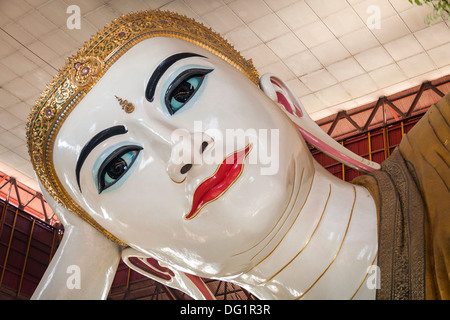 Gesicht des liegenden Buddha, Chaukhtatgyi Pagode, Yangon (Rangoon), Myanmar (Burma) Stockfoto